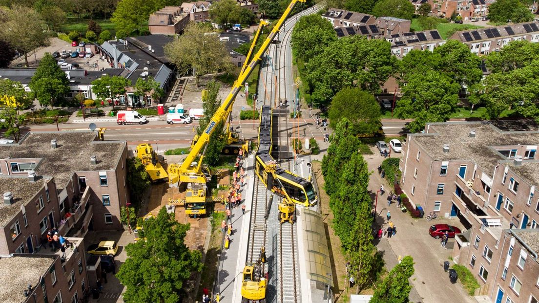 De berging van de ontspoorde tram in Nieuwegein