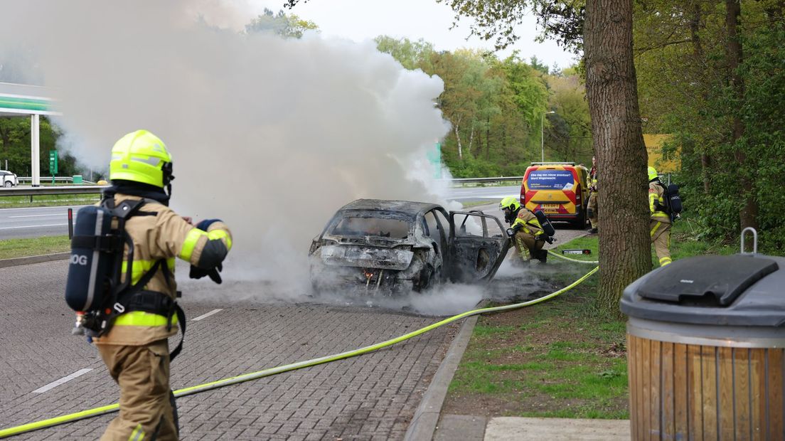 De auto ging volledig in vlammen op.