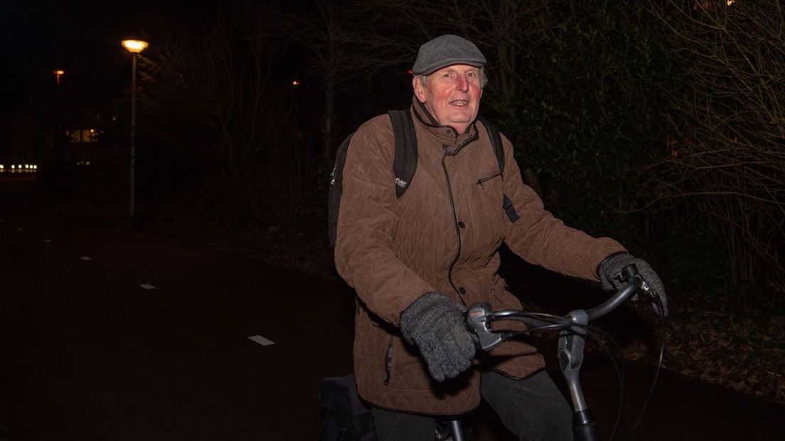 Meneer De Vries zat onverhoopt na negenen nog op de fiets! (Rechten: RTV Drenthe / Kim Stellingwerf)