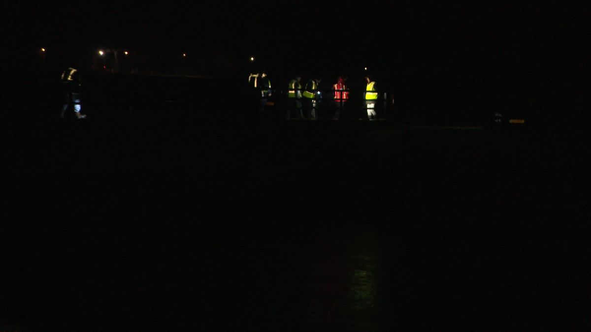 Vrijwillige dijkwachters doen mee aan een praktijkoefening op de dijk van het afwateringskanaal bij 