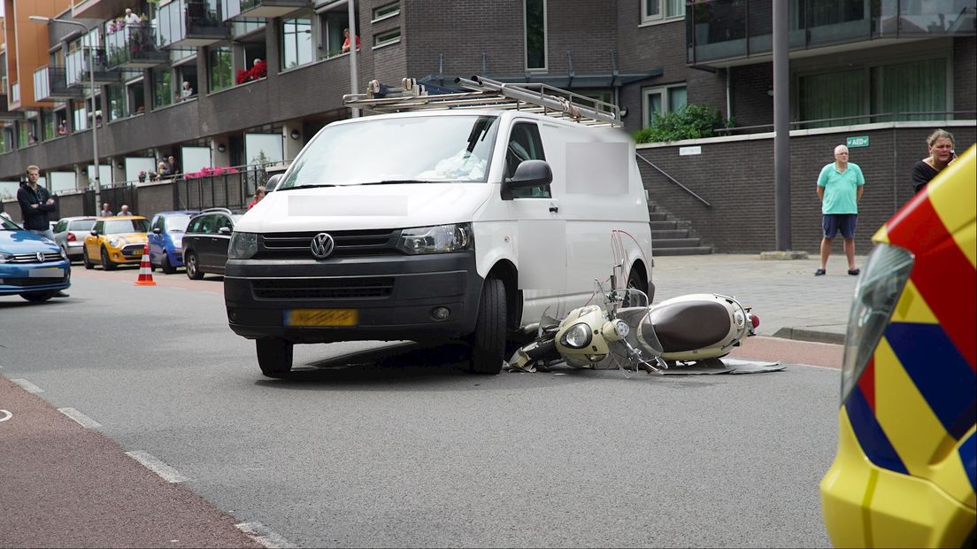 Twee gewonden bij botsing tussen scooter en busje in Deventer