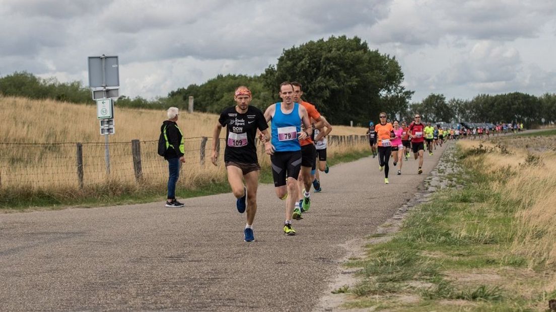 Erwin Harmes (vooraan) wint de eerste etappe van de Hardloop3Daagse