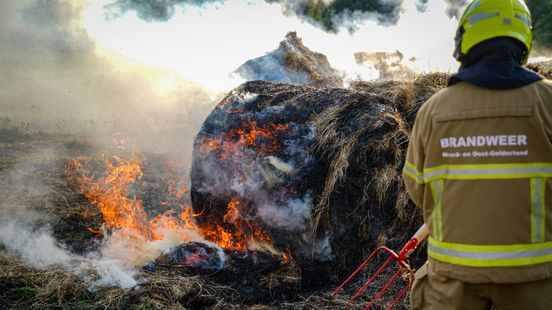 Negen hooibalen in brand • wandelaar breekt voet