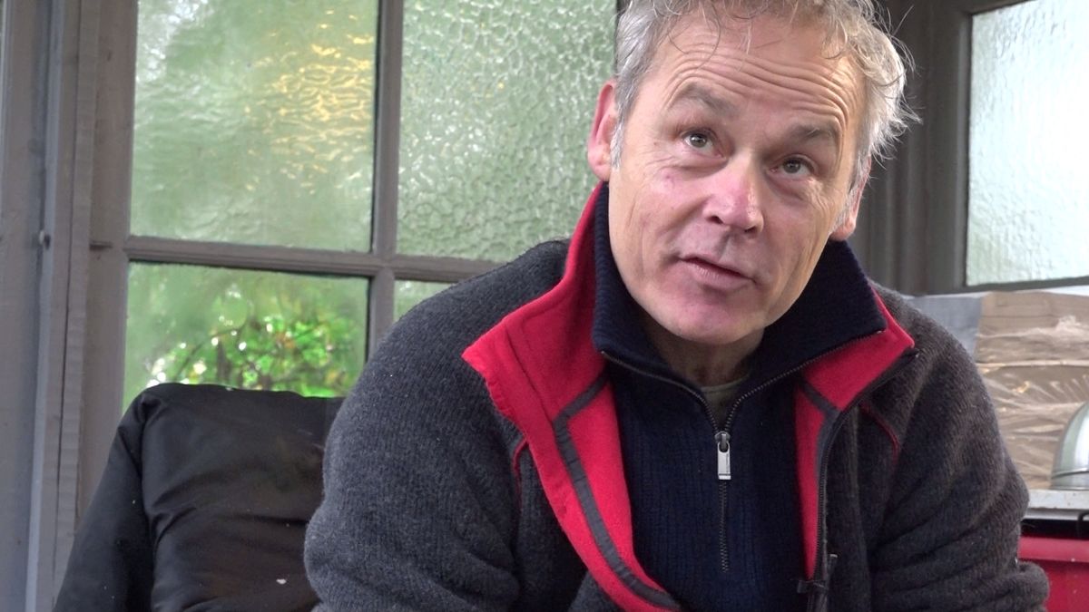 Marcel Hensema runt een kersteierballenfabriek in Foxhol