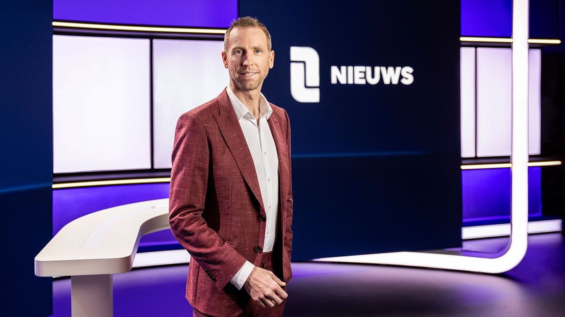 L1 Nieuws-presentator Wouter Nelissen in de studio.