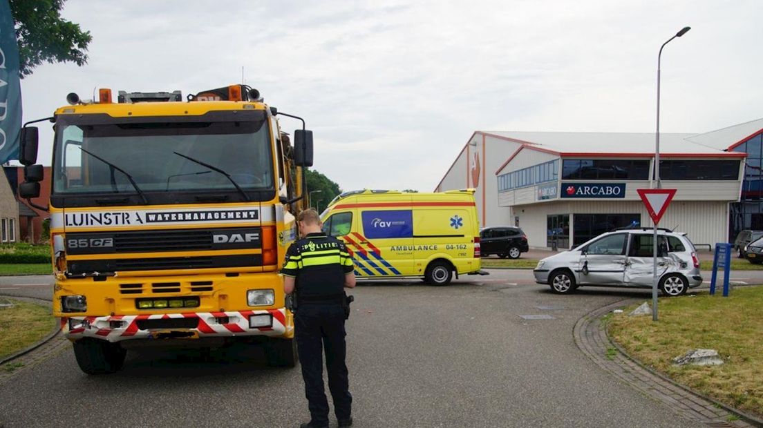 Auto en vrachtwagen botsen in Nieuwleusen