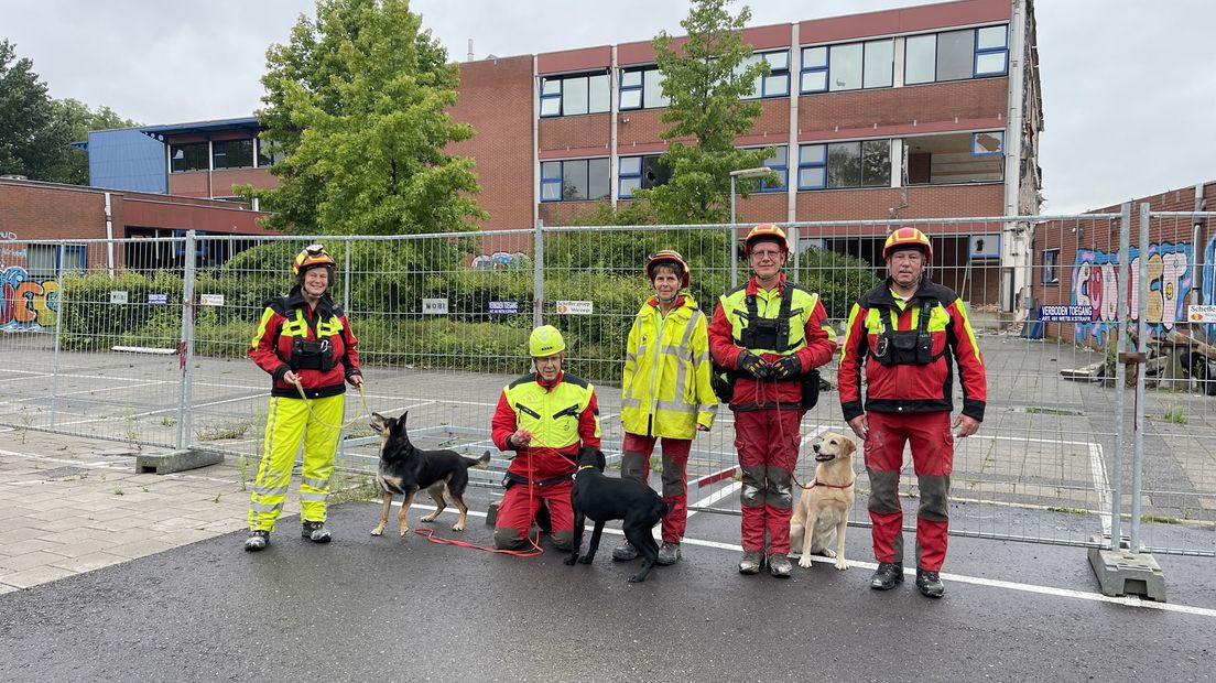Het voltallige team van Reddingshonden