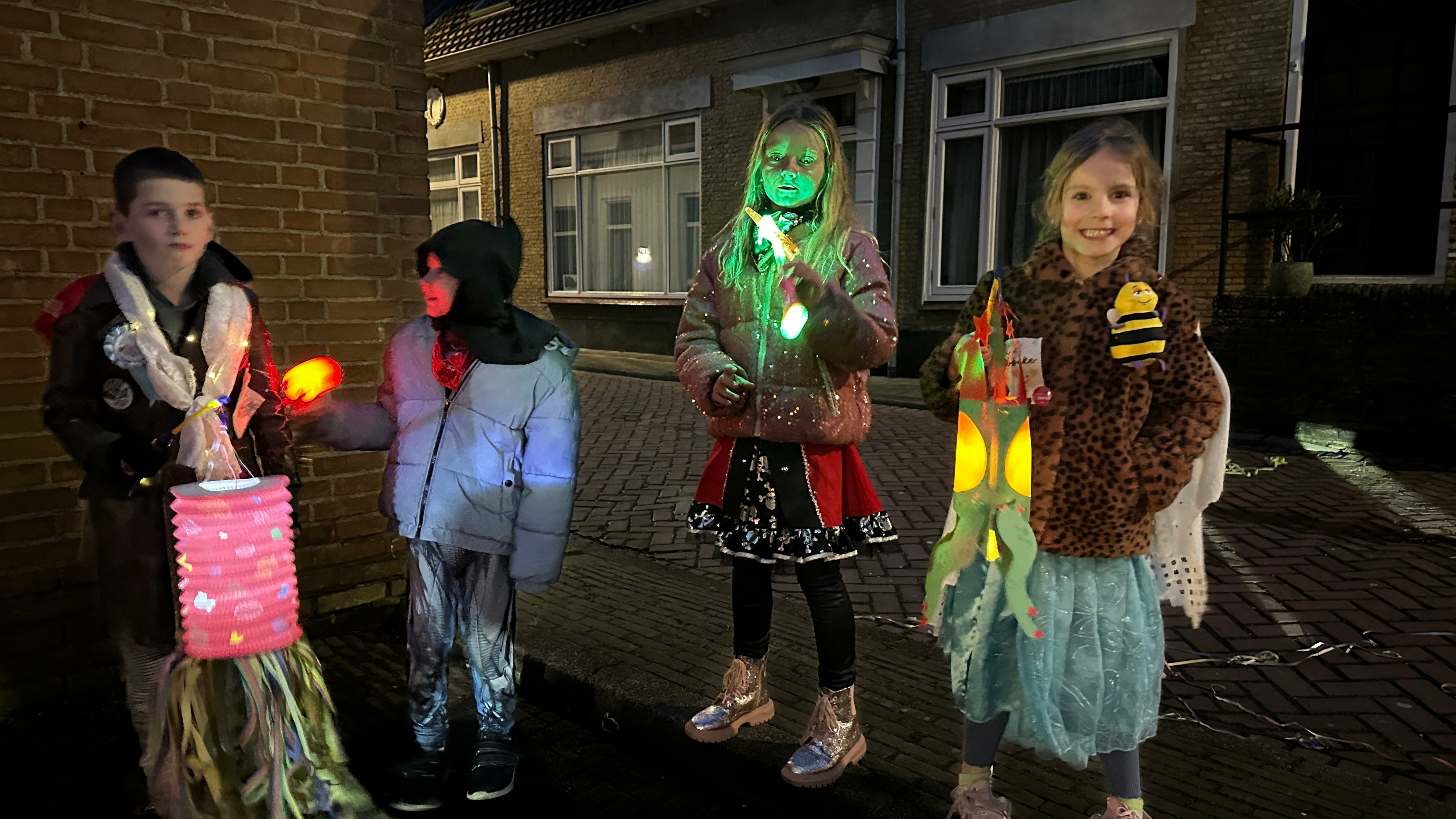 Tientallen kinderen lopen lampionnenoptocht in aanloop naar carnaval: 'Hij is gemaakt door mijn moeder'