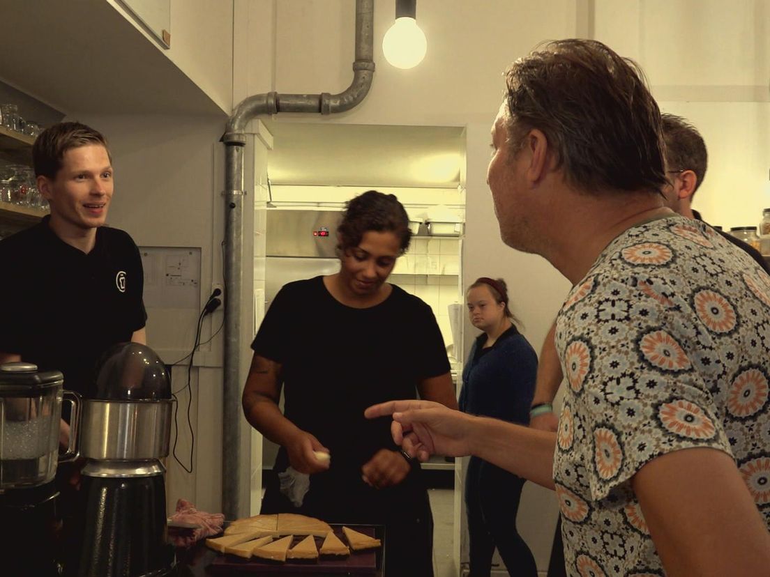 Sander in gesprek met Fröbel-medewerker Koen, bij de taart die hij gaat proeven
