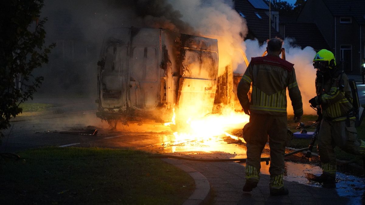 Bestelbus brandt volledig uit in Venray