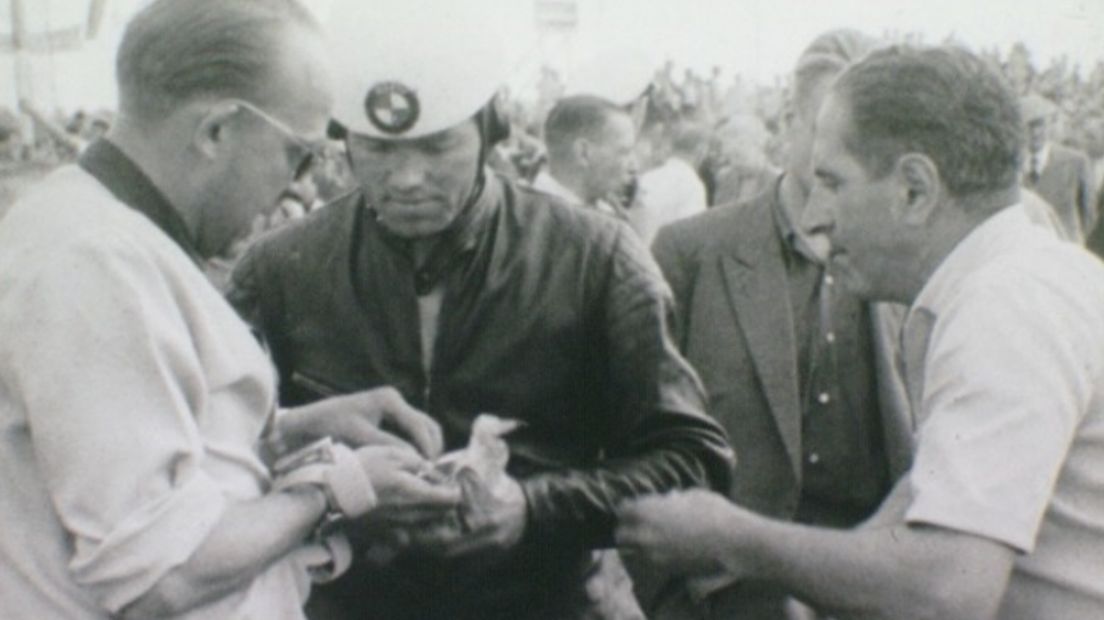 De onlangs overleden coureur Piet Knijnenburg krijgt vlak voor zijn race in 1954 een laatste goede raad (Rechten: Drents Archief)