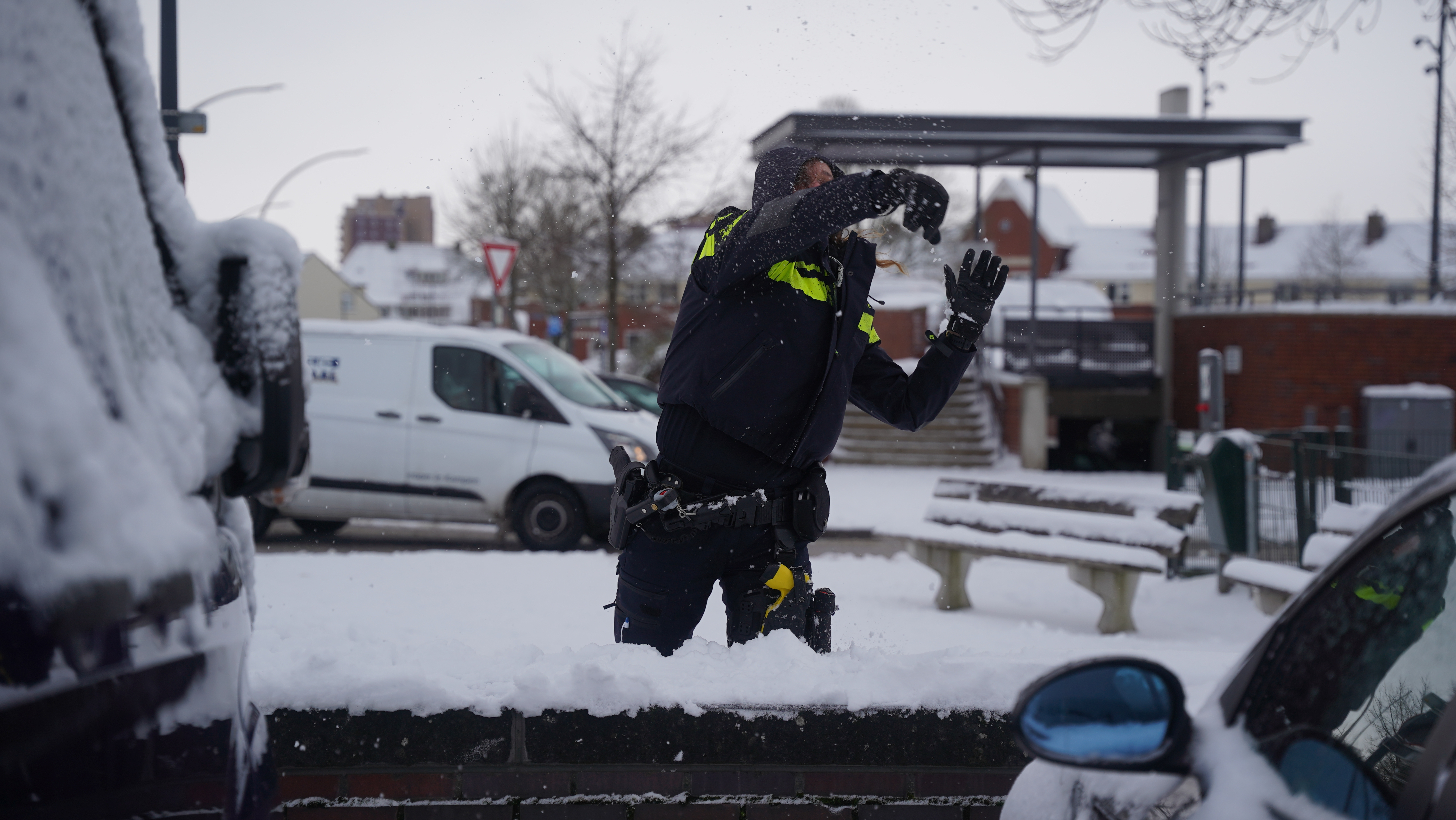 Melding aanrijding blijkt loos alarm: hulpdiensten starten sneeuwballengevecht.