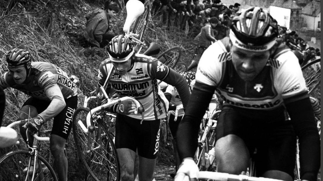 Jos Lammertink (rechts) beklimt de Koppenberg in de Ronde van Vlaanderen. Kort achter hem Adrie van der Poel en Frank Hoste