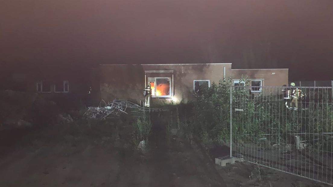 Het vuur in het leegstaande pand op het terrein van Vanboeijen (Rechten: Van Oost Media)