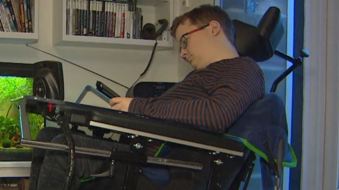 Frank (foto) en zijn broer hebben een spierziekte waardoor ze aan hun rolstoelen gekluisterd zijn (Rechten: RTV Drenthe)