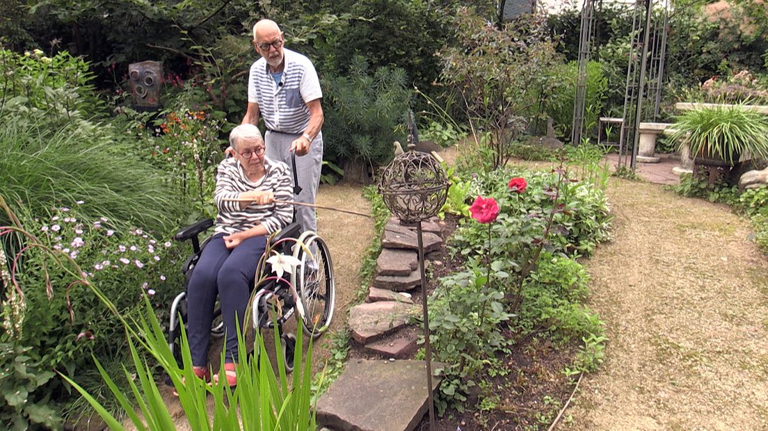 Anneke en Joop genieten van hun tuin