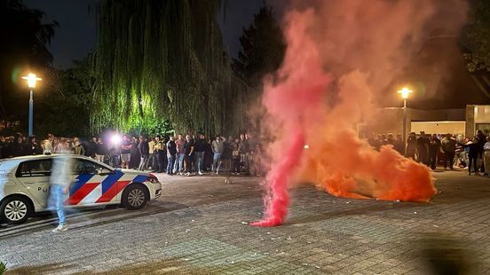 Politie grijpt in bij anti-azc-protest in Kesteren, meerdere aanhoudingen