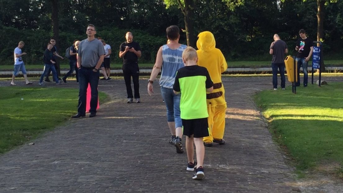Deze persoon trok voor de gelegenheid een Pikachu-pak aan (Rechten: Stijn Steenhuis)