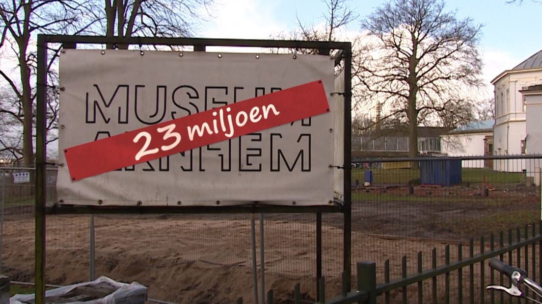 Geen enkele aannemer was bereid de klus te klaren voor de 15 miljoen die de gemeente Arnhem er voor had vrijgemaakt: de renovatie van Museum Arnhem. Al twee jaar is het museum gesloten voor een grondige verbouwing en al die tijd gebeurde er niets. Totdat de gemeente er eind vorig jaar 7,5 miljoen euro extra bij deed. Nu kan het miljoenenproject eindelijk beginnen.