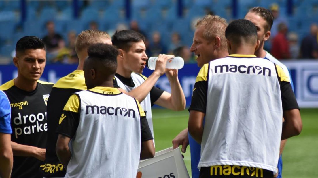 Vitesse heeft de eerste wedstrijd van het seizoen overtuigend gewonnen. In de eigen GelreDome werd FC Groningen met 5-1 verslagen, mede door een uitblinkende Roy Beerens. Daardoor was de Arnhemse ploeg even koploper in de eredivisie, maar na de 5-0 winst van AZ op NAC zijn ze die positie kwijt.