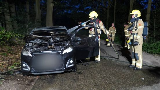 Rijdende auto vliegt in brand • vlammenzee door gaslek