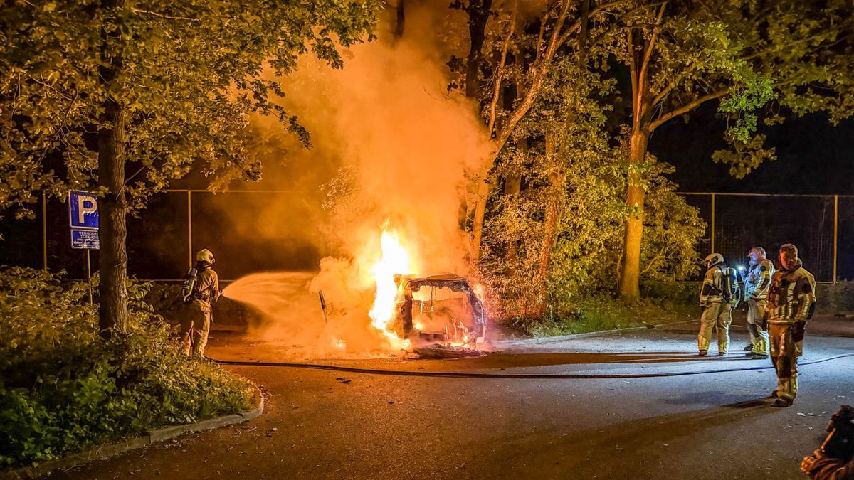 Mysterieuze crash en autobrand naast voetbalclub