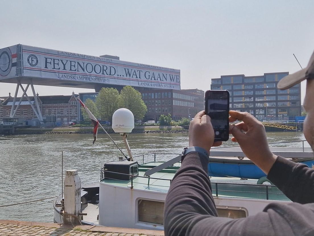 Voorbijgangers maken graag een foto van het grote spandoek