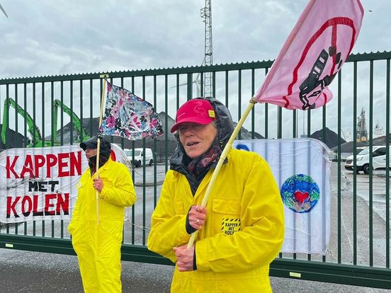 Klimaatactivisten willen 'kappen met kolen' en blokkeren ingang havenbedrijf