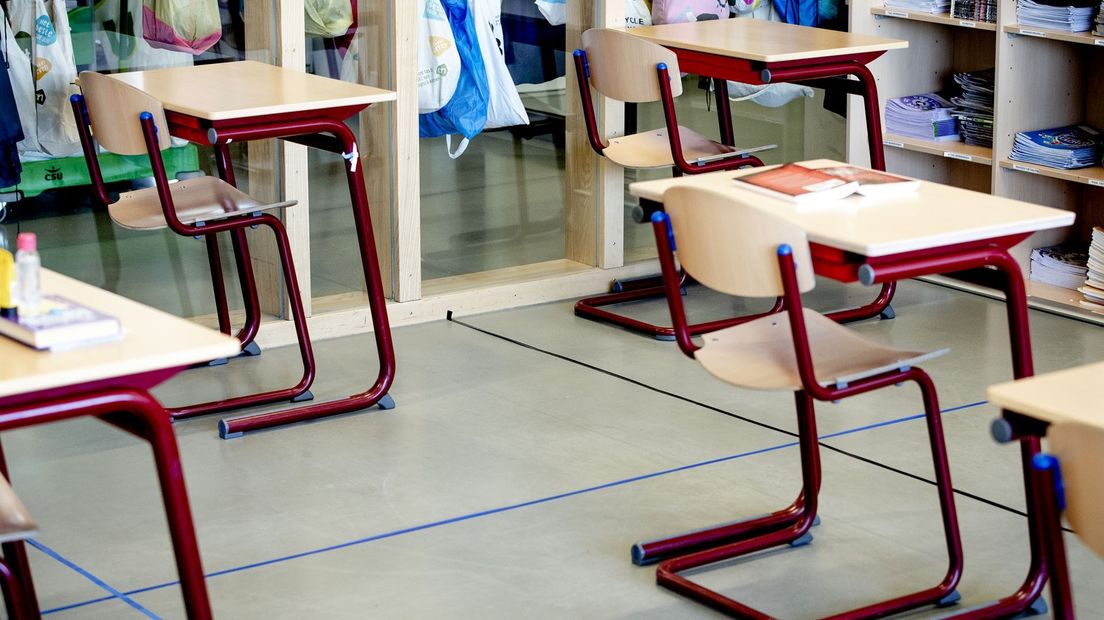 Tafels en stoeltjes met 1,5 meter afstand in een klaslokaal