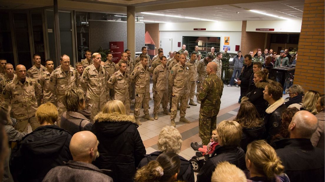Militairen nemen afscheid van hun familie op de kazerne in Havelte.