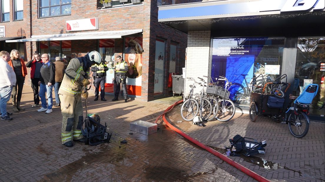 De brandweer blust de brand