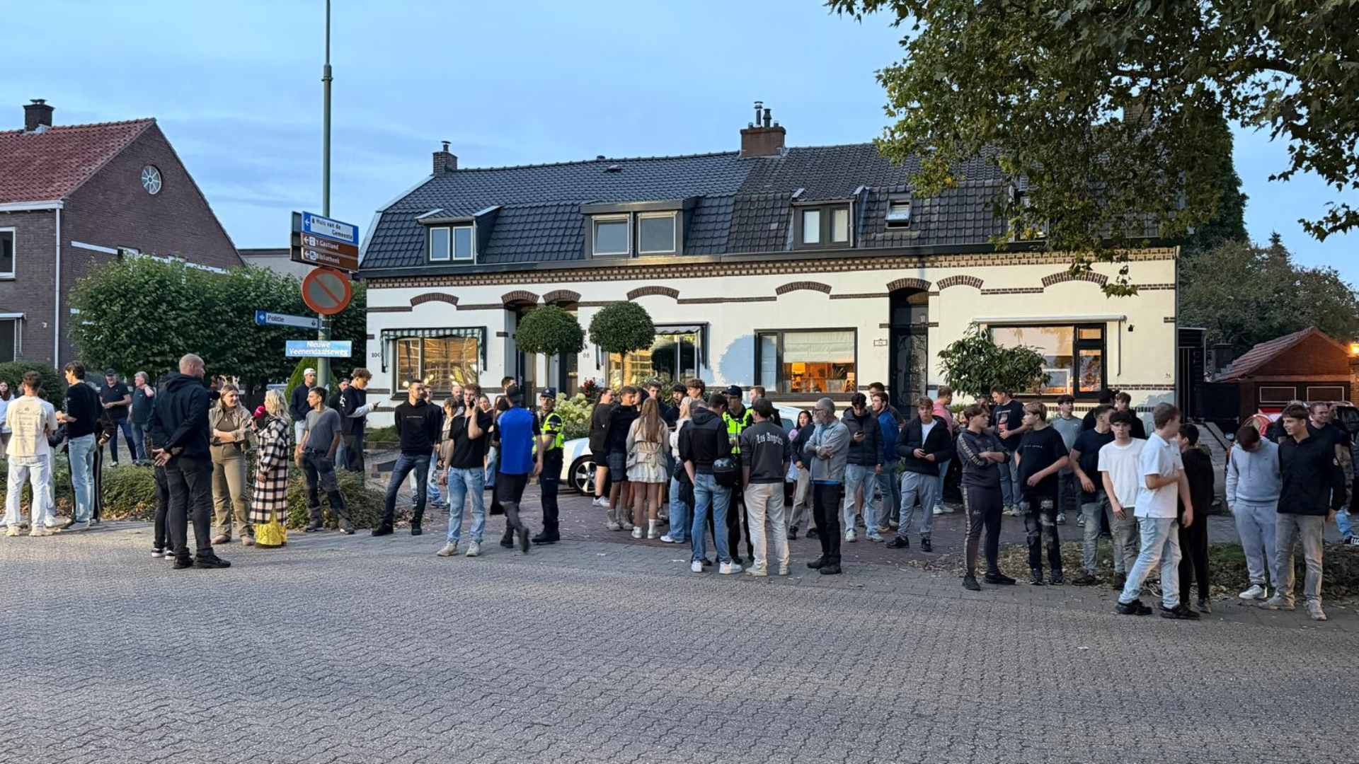 Demonstranten rond het gemeentehuis