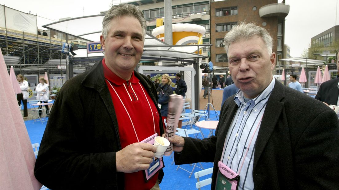 Dick Heuvelman (rechts) naast oud-ploegleider Cees Priem op de Grote Markt