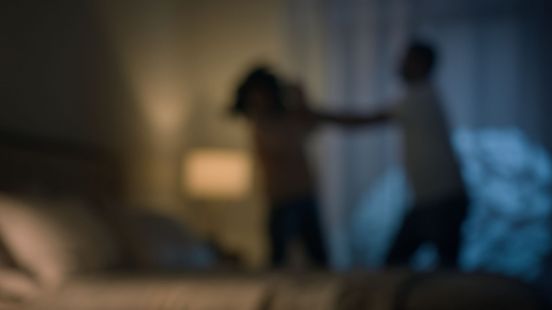 Man bedreigt ex met keel doorsnijden terwijl dochtertje (7) op schoot zit, krijgt tbs
