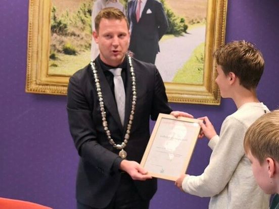 Jonge held Milan (13) geëerd voor het redden van buurman na hersenbloeding: 'Er was geen andere keuze'