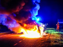 Auto gaat volledig in vlammen op in Dalen