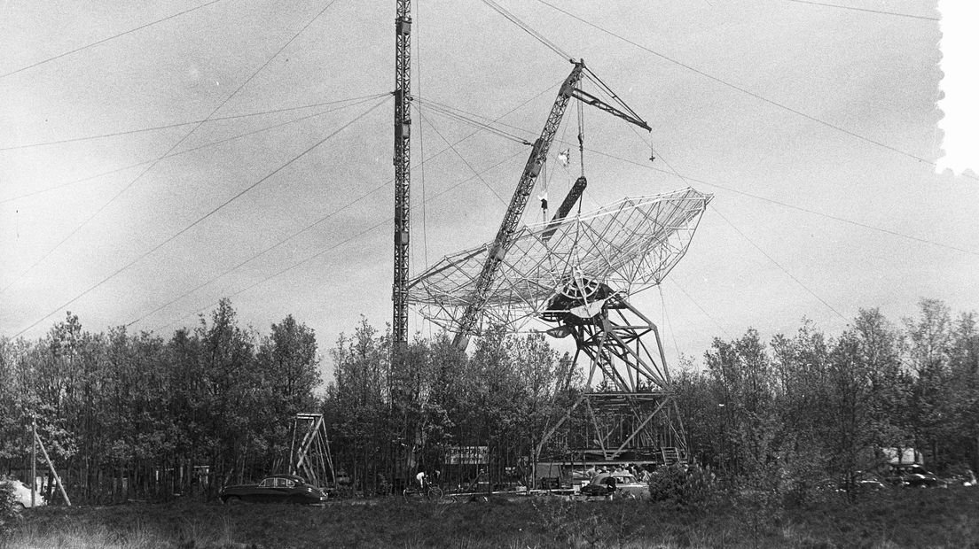 De radiotelescoop in opbouw, in juni 1955 (Rechten: Anefo / Klaas van Buiten)