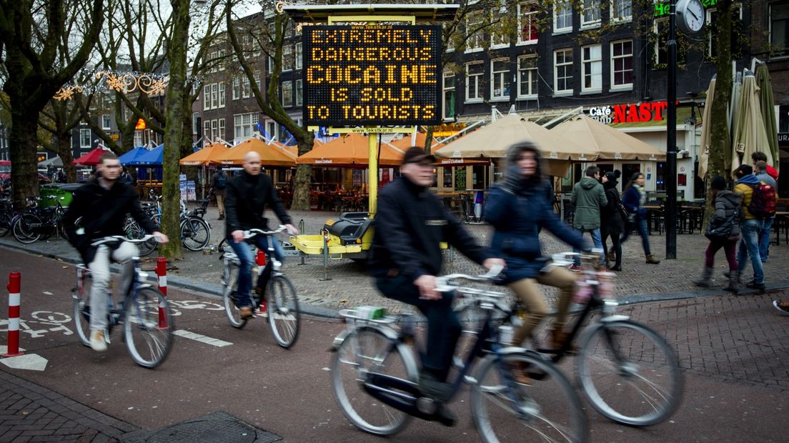 In Amsterdam wordt op matrixborden gewaarschuwd voor witte coca