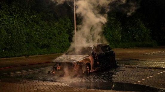 Auto brandt bijna volledig uit op parkeerplaats bij zwembad Home