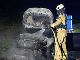 Auto gaat in vlammen op bij Broekhuizen