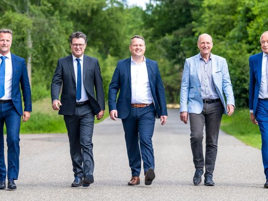 Duizenden banen, openluchtbad en versnelling woningbouw in Asser coalitieakkoord