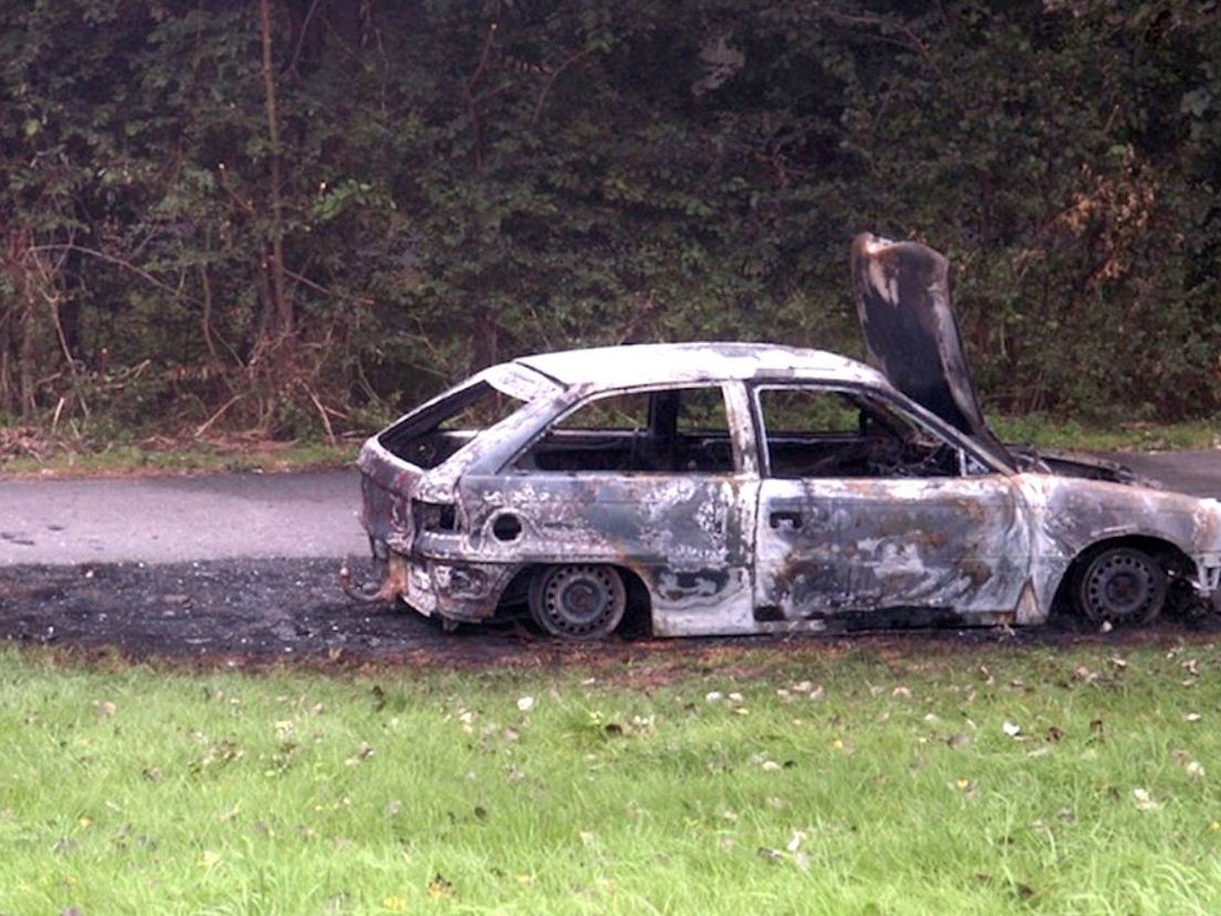 De uitgebrande auto.