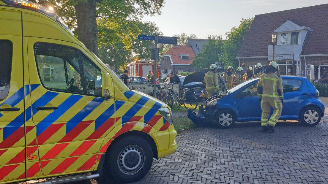 Een bestuurder moest zich laten nakijken in de ambulance (Rechten: Persbureau Meter)