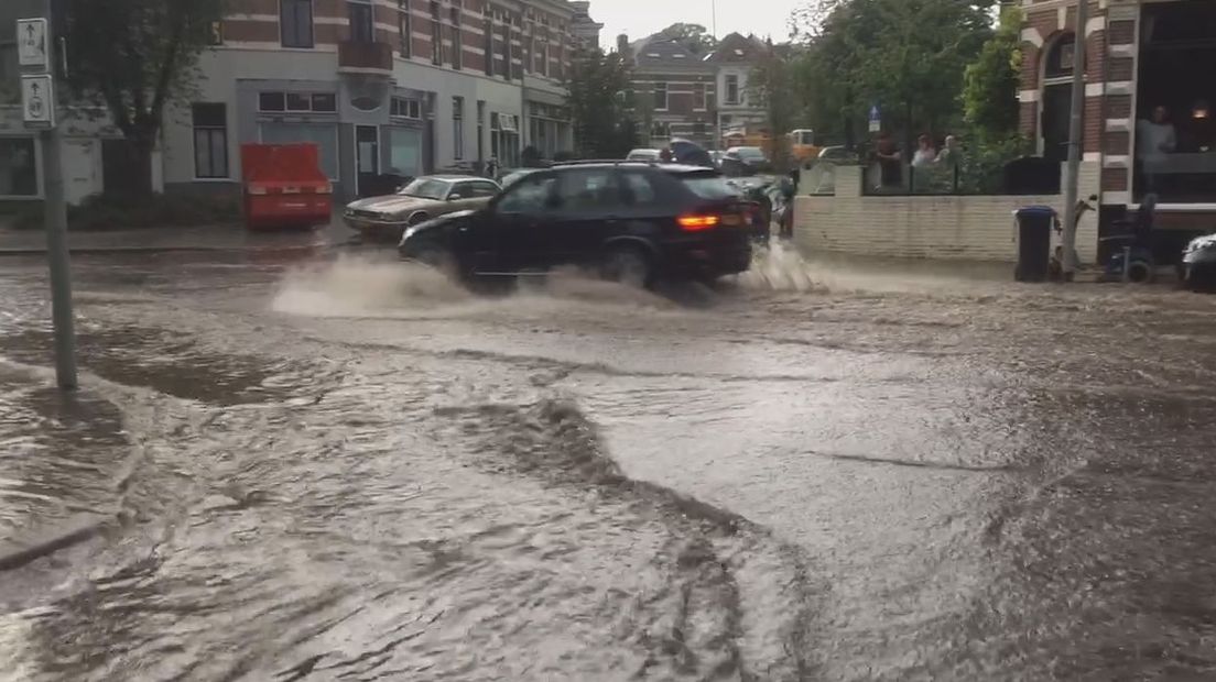 Het is woensdagavond even goed donker op sommige plaatsen in Gelderland. Een brede lijn met pittige buien trok over onze provincie. Vanuit onder meer Ede, Duiven, Arnhem en Otterlo kwamen meldingen van ondergelopen straten en tunneltjes. Het KNMI had vooraf gewaarschuwd voor de buien en code geel afgekondigd.