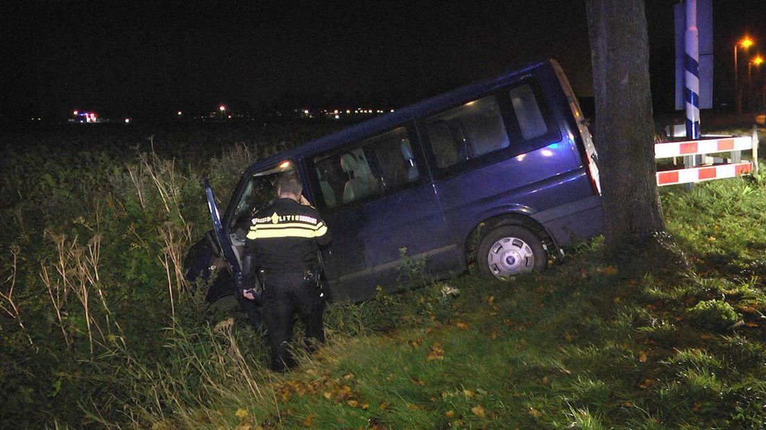 Het busje belandde in de sloot (Rechten: Persbureau Meter)