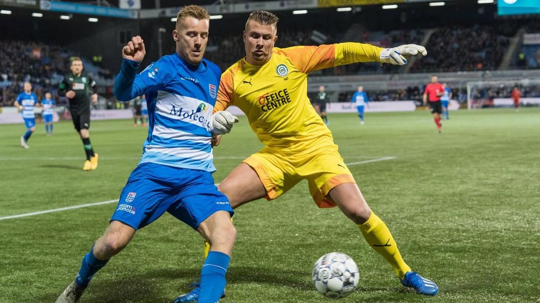 FC Groningen-doelman Sergio Padt en Mike van Duinen vechten een duel uit om de bal te veroveren