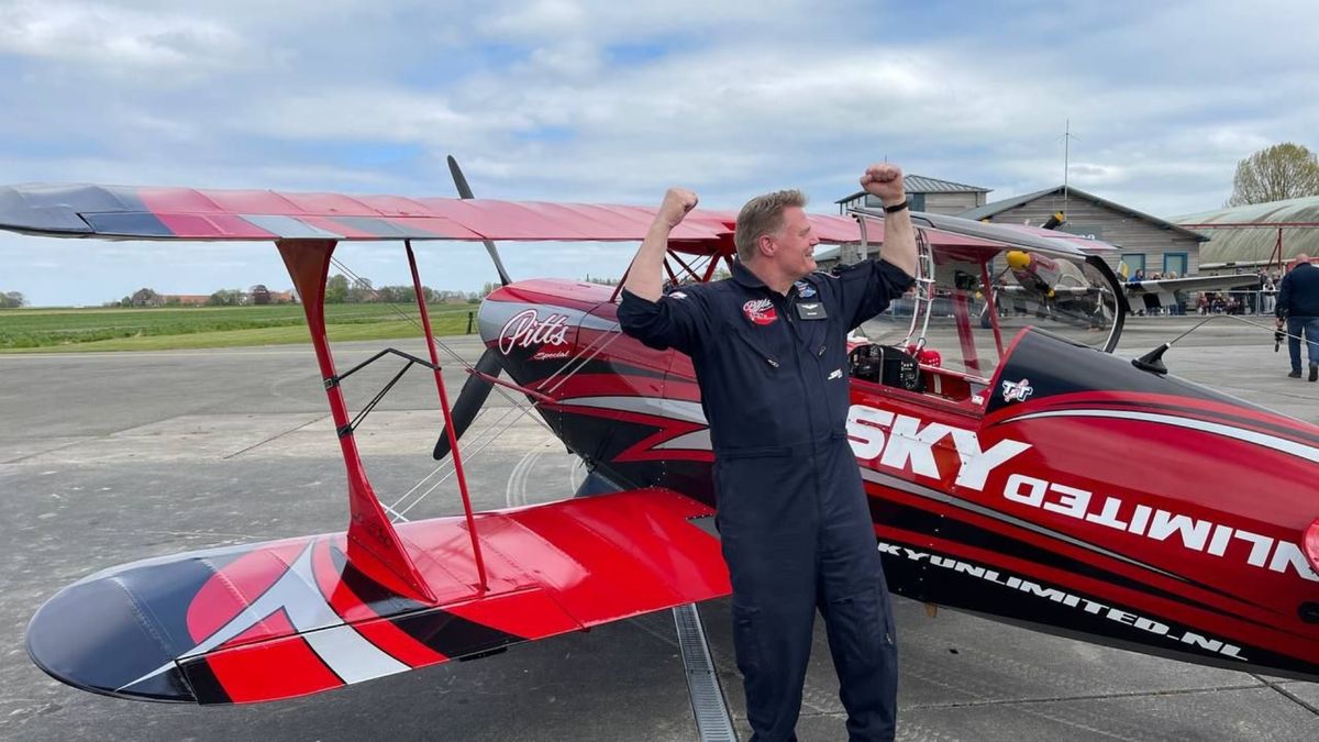 Stuntpiloot haalt Guinness Book of World met recordpoging op Oostwold Airport