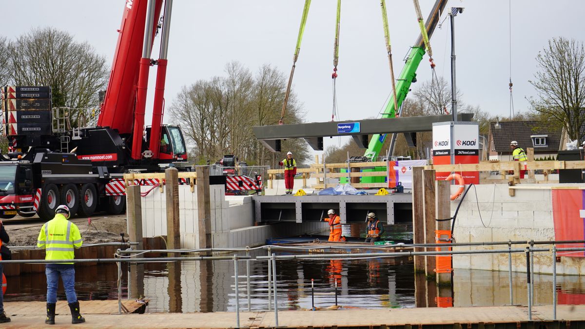 Nieuwe Norgerbrug in Bovensmilde krijgt vorm: brugdelen op hun plek gehesen