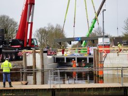 Nieuwe Norgerbrug in Bovensmilde krijgt vorm: brugdelen op hun plek gehesen