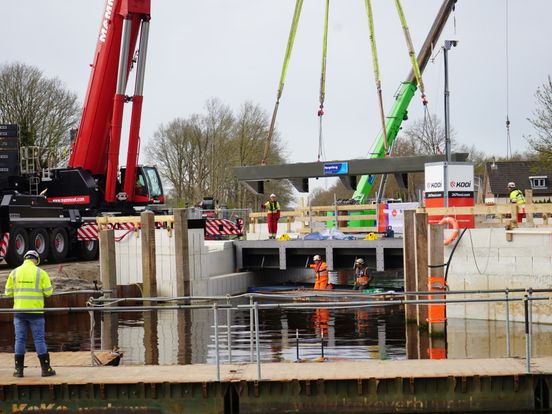 Nieuwe Norgerbrug in Bovensmilde krijgt vorm: brugdelen op hun plek gehesen